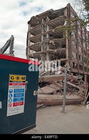 Hounslow, London, UK. 16. Juli 2014. Hounslow House, einem teilweise eingestürzten Bürogebäude in Hounslow, West-London, UK. Bildnachweis: Maurice Savage/Alamy Live-Nachrichten Stockfoto