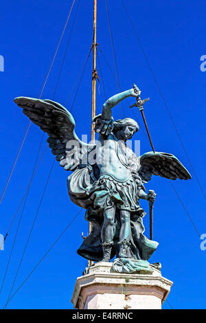 "Italien, Rom. Engels-Burg. Bronze-Engel "Erzengel Michael" von Pieter Verschaffelt', Italien, Rom Engelsburg. Bronzeenge Stockfoto