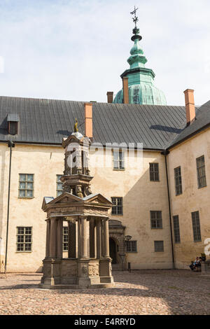 Wasser auch im Innenhof des Schlosses Kalmar Stockfoto