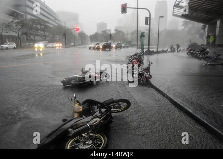 Manila, Philippinen. 16. Juli 2014. Motorräder liegen auf der Straße, die von starken Winden gestürzt, wie Taifun Rammasun Metro Manila am 16. Juli 2014 getroffen. Taifun Rammasun (lokal bekannt als Glenda) hatte maximale Windgeschwindigkeiten von 150 km/h und Böen von bis zu 185 km/h, wenn es Metro Manila getroffen. Über das Land hatte etwa 400.000 Menschen aus ihren Häusern geflohen und geschützt in Evakuierungszentren, nach der Katastrophe-Vorstandes. Bildnachweis: ZUMA Press, Inc./Alamy Live-Nachrichten Stockfoto