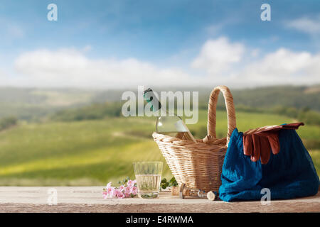 Weißwein für eine Person in einer mediterranen Landschaft Stockfoto