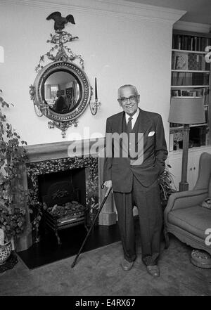 Britischer Schauspieler Boris Karloff im Interview für eine schwedische Zeitung über seine Zeit in Hollywood spielen Frankensteins monster Stockfoto