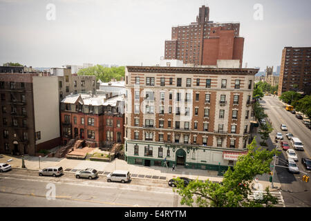 Gebäude entlang der St. Nicholas Avenue in Harlem in der Nähe von Sugar Hill in New York Stockfoto