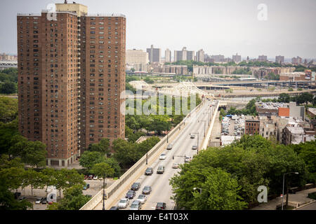 Blick nach Osten auf West 155. Straße Richtung Macombs Dam Bridge in die Bronx von Harlem in New York Stockfoto