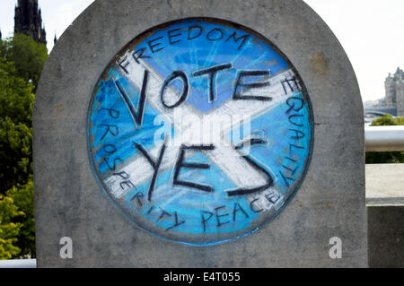 Schottische Unabhängigkeit Abstimmung ja Graffiti Kreide auf einer Wand auf The Mound, Edinburgh Stockfoto