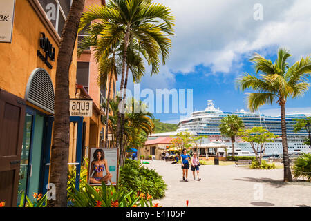 Ein Kreuzfahrtschiff im Hafen von Charlotte Amalie, St. Thomas, Amerikanische Jungferninseln, gesehen vom Dockside Einkaufszentrum Stockfoto