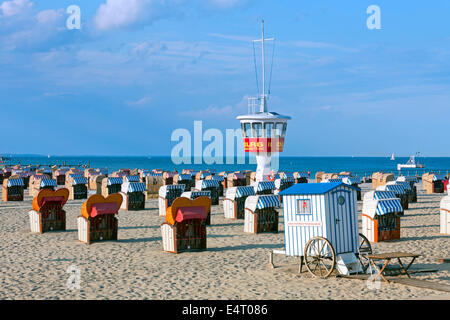 Überdachten Strand Strandkörben am Strand von Travemünde, Lübeck, Schleswig-Holstein, Deutschland Stockfoto