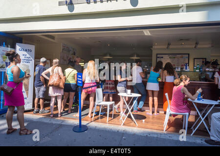 Kunden bei der Grom Gelato speichern in Greenwich Village in New York Stockfoto