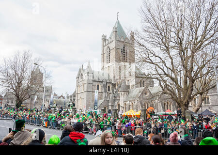 Dublin, Irland - 17 März: St. Patricks Day Parade in Dublin Irland am 17. März 2014: Menschen verkleiden sich Saint Patricks bei C Stockfoto