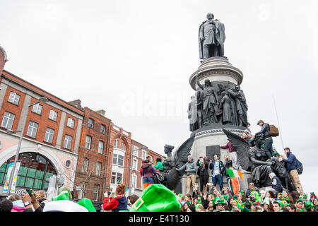 Dublin, Irland - 17 März: St. Patricks Day Parade in Dublin, Irland. Am 17. März 2014. Menschen verkleiden sich Saint Patrick Stockfoto