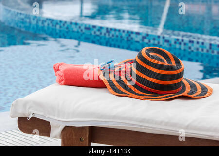 Solarium Zubehör auf Strandtuch von einem Schwimmbad Stockfoto