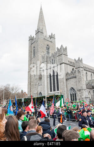 Dublin, Irland - 17 März: St. Patricks Day Parade in Dublin, Irland. Am 17. März 2014. Menschen verkleiden sich Saint Patrick Stockfoto