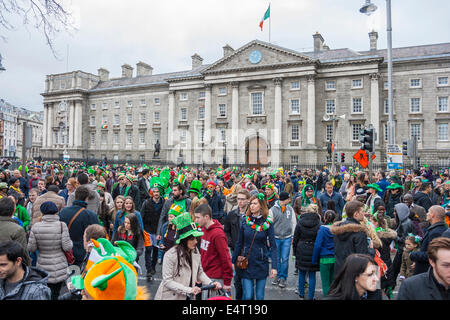 Dublin, Irland - 17 März: St. Patricks Day Parade in Dublin, Irland. Am 17. März 2014. Menschen verkleiden sich Saint Patrick Stockfoto