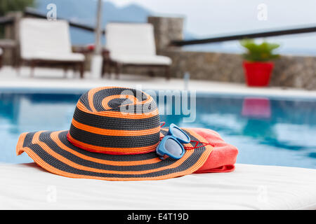 Solarium Zubehör auf Strandtuch von einem Schwimmbad Stockfoto