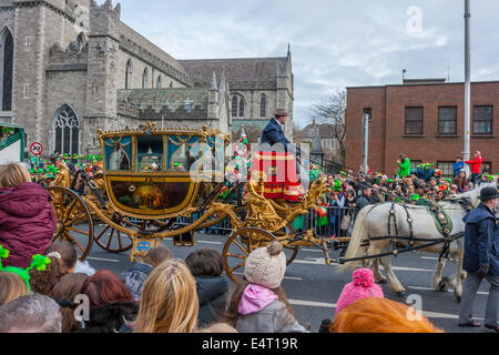 Dublin, Irland - 17 März: St. Patricks Day Parade in Dublin, Irland. Am 17. März 2014. Menschen verkleiden sich Saint Patrick Da Stockfoto