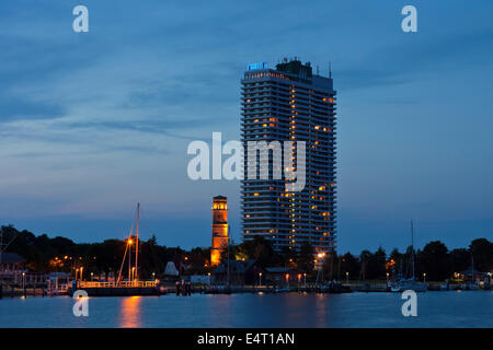 Maritim Hotel und den alten Leuchtturm im Hafen von Travemünde in der Abenddämmerung, Hansestadt Lübeck, Schleswig-Holstein, Deutschland Stockfoto