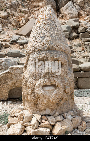 Kopf und Statue von Artagnes/Herakles/Ares, Ost-Terrasse, Nemrut oder Nemrud Dagh, Anatolien, Türkei Stockfoto