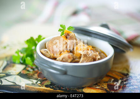 Huhn Muskelmagen geschmort mit Gemüse in Sahnesauce Stockfoto