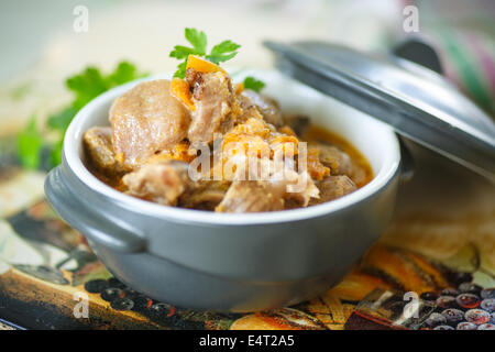 Huhn Muskelmagen geschmort mit Gemüse in Sahnesauce Stockfoto