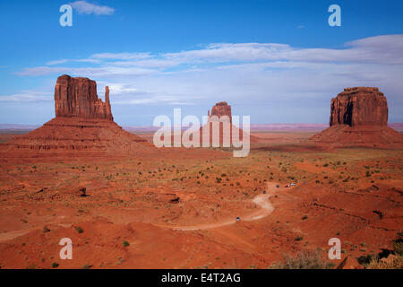 Westen Mitten, Osten Handschuh, Merrick Butte und Valley Scenic Drive, Monument Valley Navajo-Nation, Utah und Arizona Grenze, USA Stockfoto