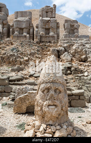 Kopf und Statue von Artagnes/Herakles/Ares, Ost-Terrasse, Nemrut oder Nemrud Dagh, Anatolien, Türkei Stockfoto