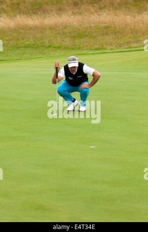 Hoylake, UK. 16. Juli 2014. Die Open Golf Championship. Darren Clarke Crowching vor der Einnahme erschossen am 13. Loch während des Trainings Stockfoto