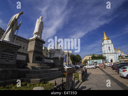 Denkmal für Prinzessin Olga, St. 15. Juli 2014. Apostel Andrew die erste genannt und gleich die Apostel Kyrill und Method in Kiew © Igor Golovniov/ZUMA Draht/Alamy Live News Stockfoto