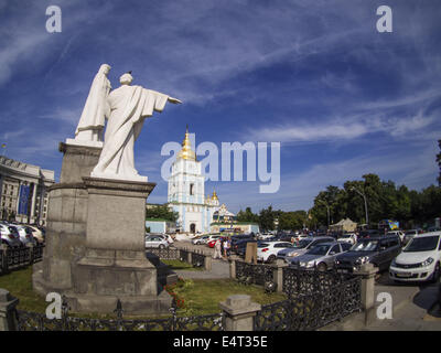 Denkmal für Prinzessin Olga, St. 15. Juli 2014. Apostel Andrew die erste genannt und gleich die Apostel Kyrill und Method in Kiew © Igor Golovniov/ZUMA Draht/Alamy Live News Stockfoto