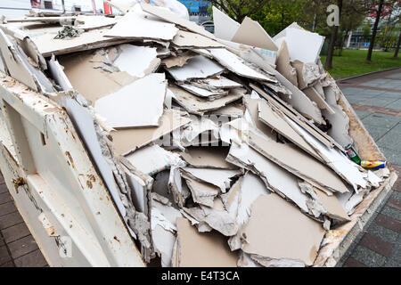 In einem Abfallbehälter Aufzeichnungen aus Gips Karton Lager bis zu ihrer Entsorgung In Einem Abfallcontainer Lagern Platten aus Gipska Stockfoto