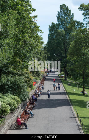 Touristen genießen die Sommersonne in den Princes Street Gardens, Edinburgh Stockfoto