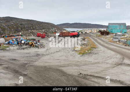 Deponie in aasiaat, Grönland mit alten Lastwagen und Fässer Stockfoto