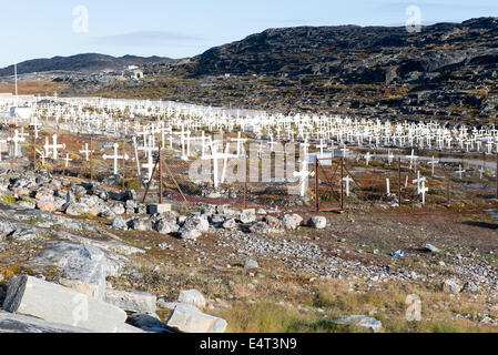 Friedhof oder Friedhof in aasiaat in Grönland mit weisse Kreuze Stockfoto
