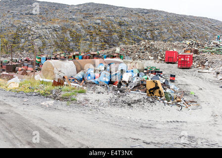 Deponie in aasiaat, Grönland mit alten Fässern Konzept für Umweltverschmutzung Stockfoto