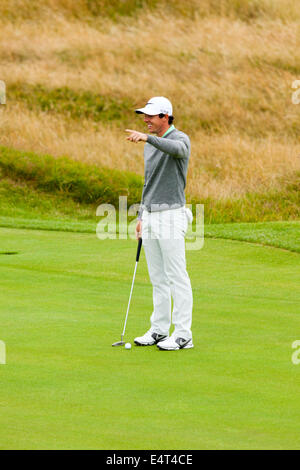 Hoylake, UK. 16. Juli 2014. Die Open Golf Championship. Rory Mcilroy mit einem Scherz am 13. Loch Credit: Deadgooddesigns/Alamy Live-Nachrichten Stockfoto