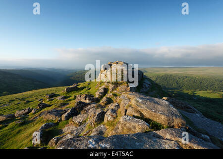 Tor, mit dem Dart-Tal in der Ferne scharf. Dartmoor National Park, Devon, England, UK. Stockfoto