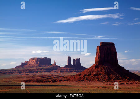 Blick vom Künstler Punkt, Monument Valley, Navajo-Nation, Utah und Arizona Grenze, USA Stockfoto