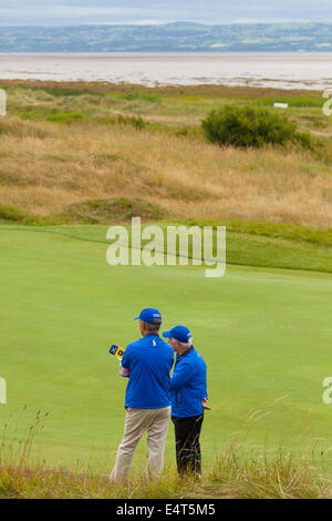 Hoylake, Großbritannien. 16. Juli 2014. Die Offenen Golfmeisterschaften. Kurs Marschälle mit Blick auf das 13. Loch mit Wales und Fluss Dee in der Entfernung Stockfoto