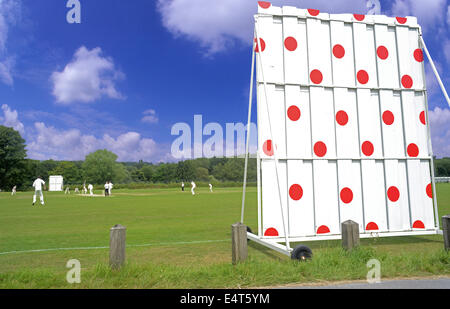 roten Poker Dot Sidescreen in Ilkley Cricket Club, durch die Strecke der Tour de France in Yorkshire, Vereinigtes Königreich Stockfoto