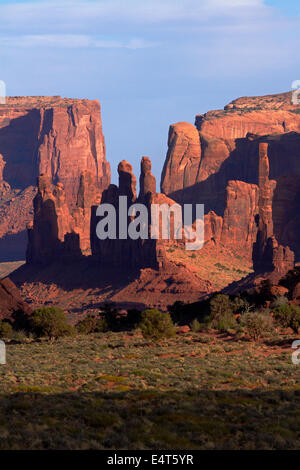 YEI Bi Chei Totempfahl Felsen Spalten "und" Monument Valley Navajo Nation, Arizona, nahe der Grenze zu Utah, USA Stockfoto