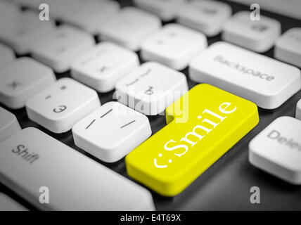 Lächeln-Icon-Taste auf die weiße Tastatur Stockfoto