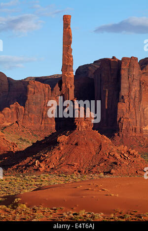 Totempfahl Fels Spalte, Monument Valley Navajo Nation, Grenze zu Utah/Arizona, USA Stockfoto