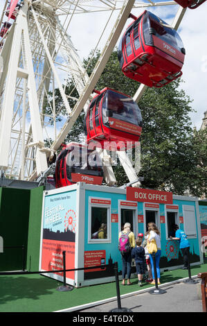 Familie buchen eine Fahrt auf dem Edinburgh Festival Riesenrad in den Princes Street Gardens Stockfoto