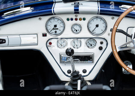 Klassische Cobra-Sport-Armaturenbrett mit traditionellen wählt Stockfoto