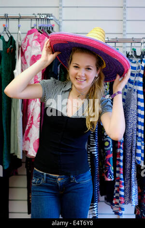 Mädchen Surfen in einer Charity Shop England uk Stockfoto