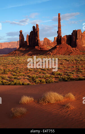 YEI Bi Chei und Totempfahl Felsen Spalten und Sanddüne, Monument Valley Navajo Nation, Arizona, nahe der Grenze zu Utah, USA Stockfoto