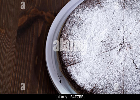 Nahaufnahme von Schokoladen-Brownies auf einem weißen Teller mit Puderzucker darauf. Stockfoto