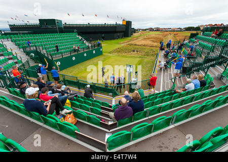 Hoylake, Großbritannien. 16. Juli 2014. Die Offenen Golfmeisterschaften. Zuschauer Anfang die Sitze am T-Stück weg auf der ersten Bohrung am Royal Liverpool Hoylake, Großbritannien zu füllen Stockfoto