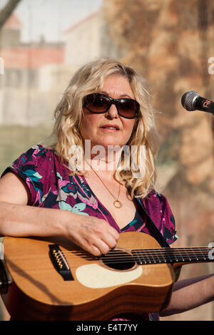 Salisbury, UK. 16. Juli 2014. Sally Barker auf der Garten-Bühne beim Larmer Baum Festival Mittwoch, 16. Juli 2014 Credit: John Rose Fotografie/Alamy Live-Nachrichten Stockfoto