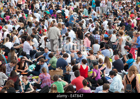 15.07.2014 London, UK - Massen an BP-Sommer-Bildschirmen, live-Vorführung von La Boheme aus der Royal Opera House Trafalgar Square Stockfoto