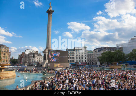 15.07.2014 London, UK - BP Sommer Bildschirme, live-Vorführung von La Boheme aus der Royal Opera House Trafalgar Square Stockfoto